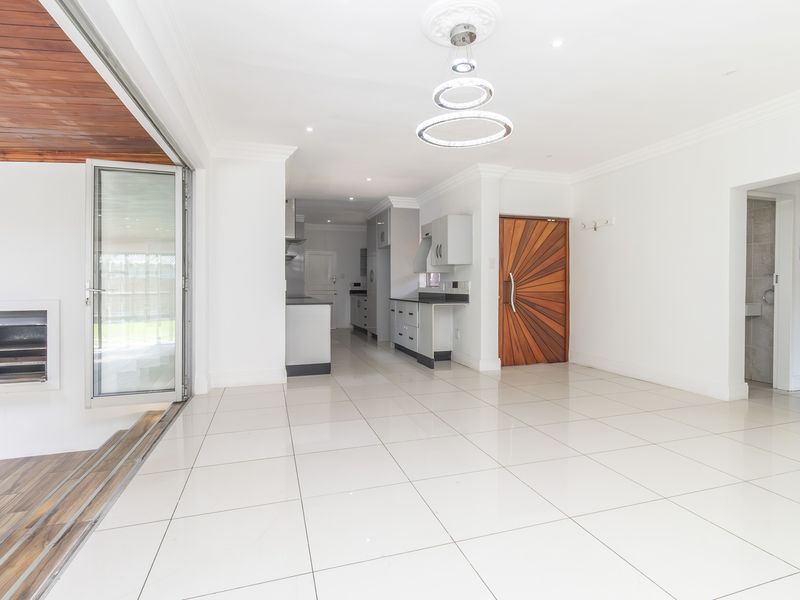 Stylish Renovated Family Home with Entertainer’s Appeal in Prime Paulshof - Photo 3