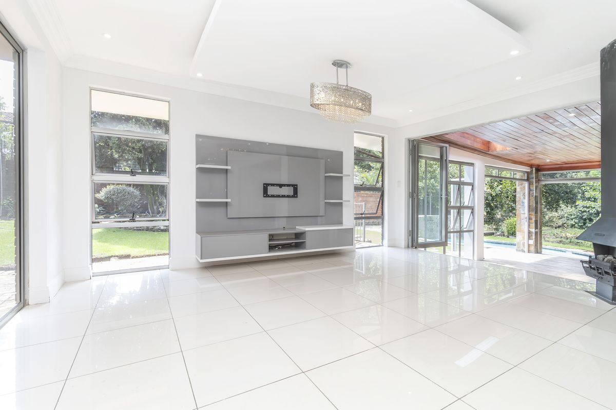 Stylish Renovated Family Home with Entertainer’s Appeal in Prime Paulshof - Photo 5