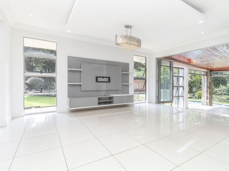 Stylish Renovated Family Home with Entertainer’s Appeal in Prime Paulshof - Photo 5