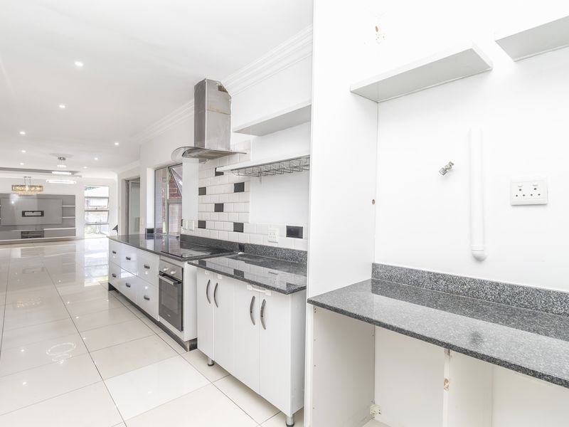 Stylish Renovated Family Home with Entertainer’s Appeal in Prime Paulshof - Photo 10