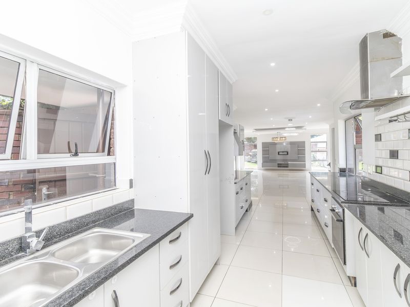 Stylish Renovated Family Home with Entertainer’s Appeal in Prime Paulshof - Photo 9