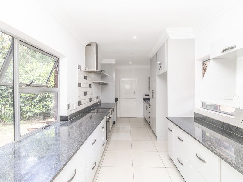 Stylish Renovated Family Home with Entertainer’s Appeal in Prime Paulshof - Photo 8