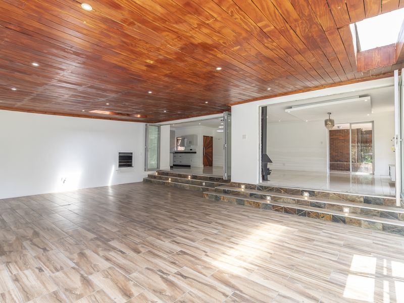 Stylish Renovated Family Home with Entertainer’s Appeal in Prime Paulshof - Photo 7