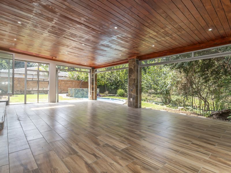 Stylish Renovated Family Home with Entertainer’s Appeal in Prime Paulshof - Photo 6