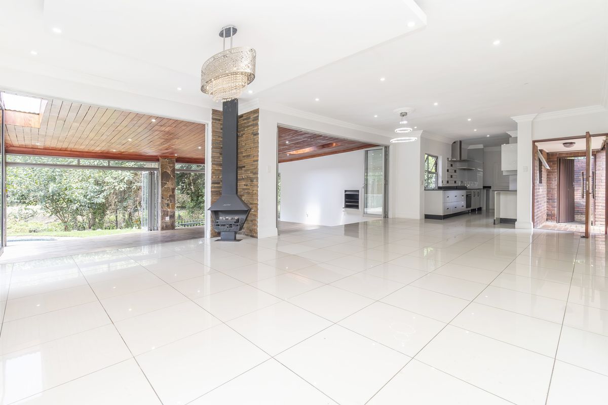 Stylish Renovated Family Home with Entertainer’s Appeal in Prime Paulshof - Photo 4