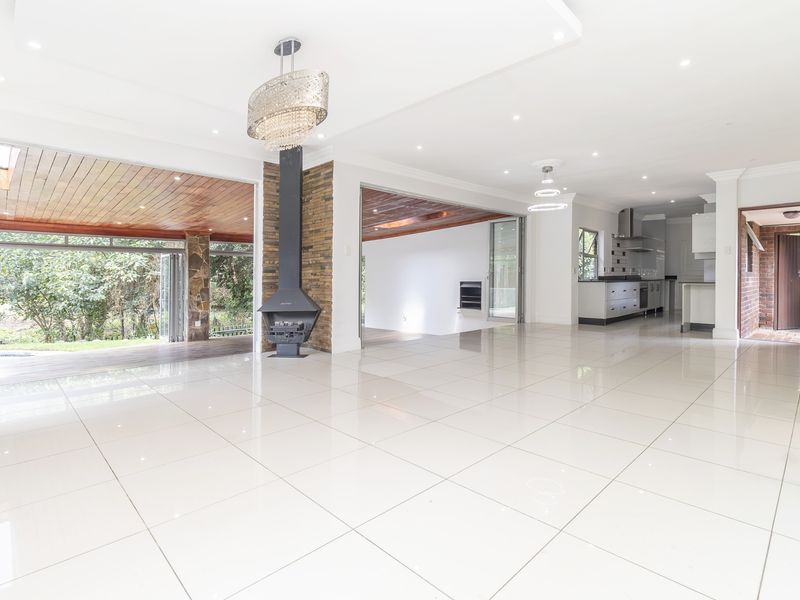 Stylish Renovated Family Home with Entertainer’s Appeal in Prime Paulshof - Photo 4