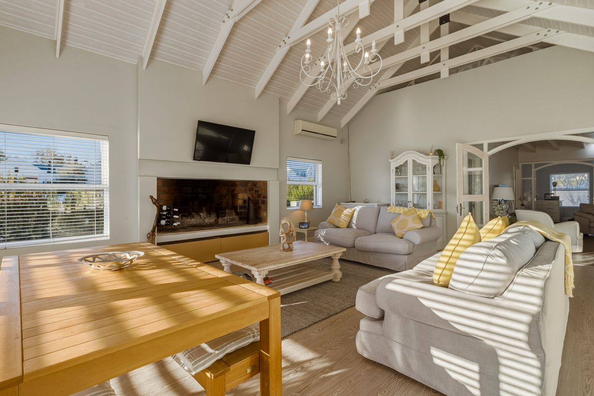 Elegant Double-Storey Haven with Dam Views - Short term rental only! - Photo 4