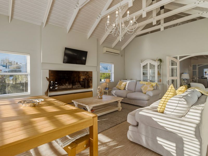 Elegant Double-Storey Haven with Dam Views - Short term rental only! - Photo 4