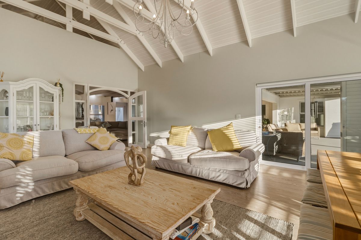 Elegant Double-Storey Haven with Dam Views - Short term rental only! - Photo 3