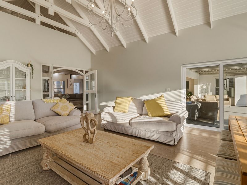 Elegant Double-Storey Haven with Dam Views - Short term rental only! - Photo 3