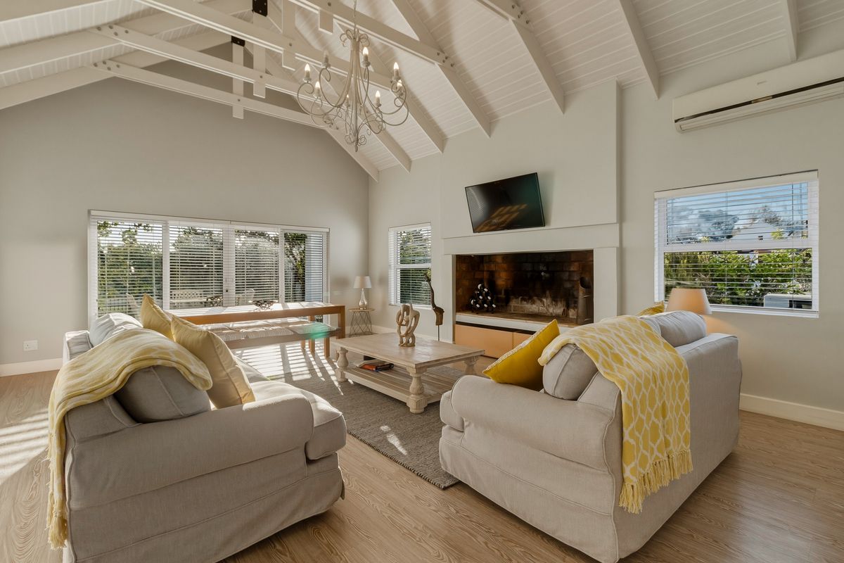 Elegant Double-Storey Haven with Dam Views - Short term rental only! - Photo 5