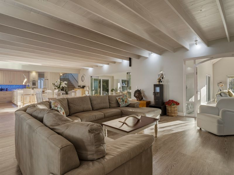 Elegant Double-Storey Haven with Dam Views - Short term rental only! - Photo 9