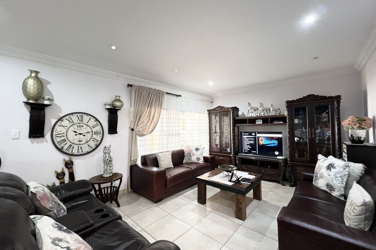 Investment opportunity! Spacious 5 bedroom home - Photo 4