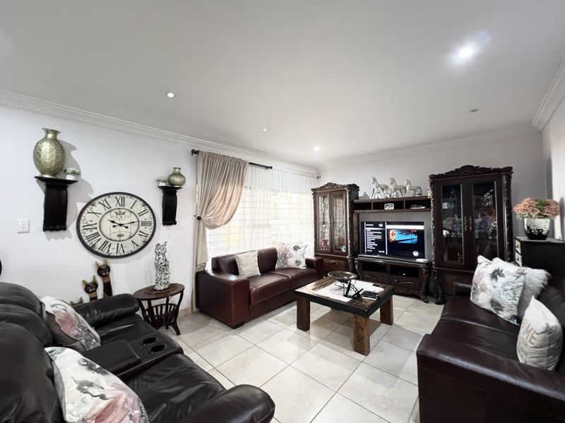 Investment opportunity! Spacious 5 bedroom home - Photo 4