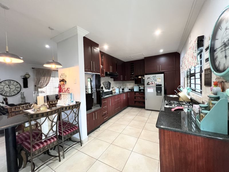 Investment opportunity! Spacious 5 bedroom home - Photo 9