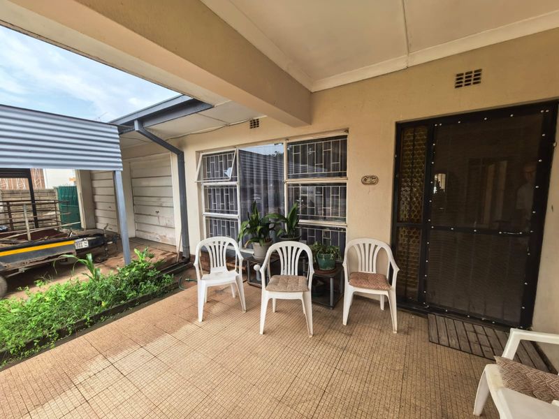 Family home with borehole and swimming pool for sale in Parys - Photo 4