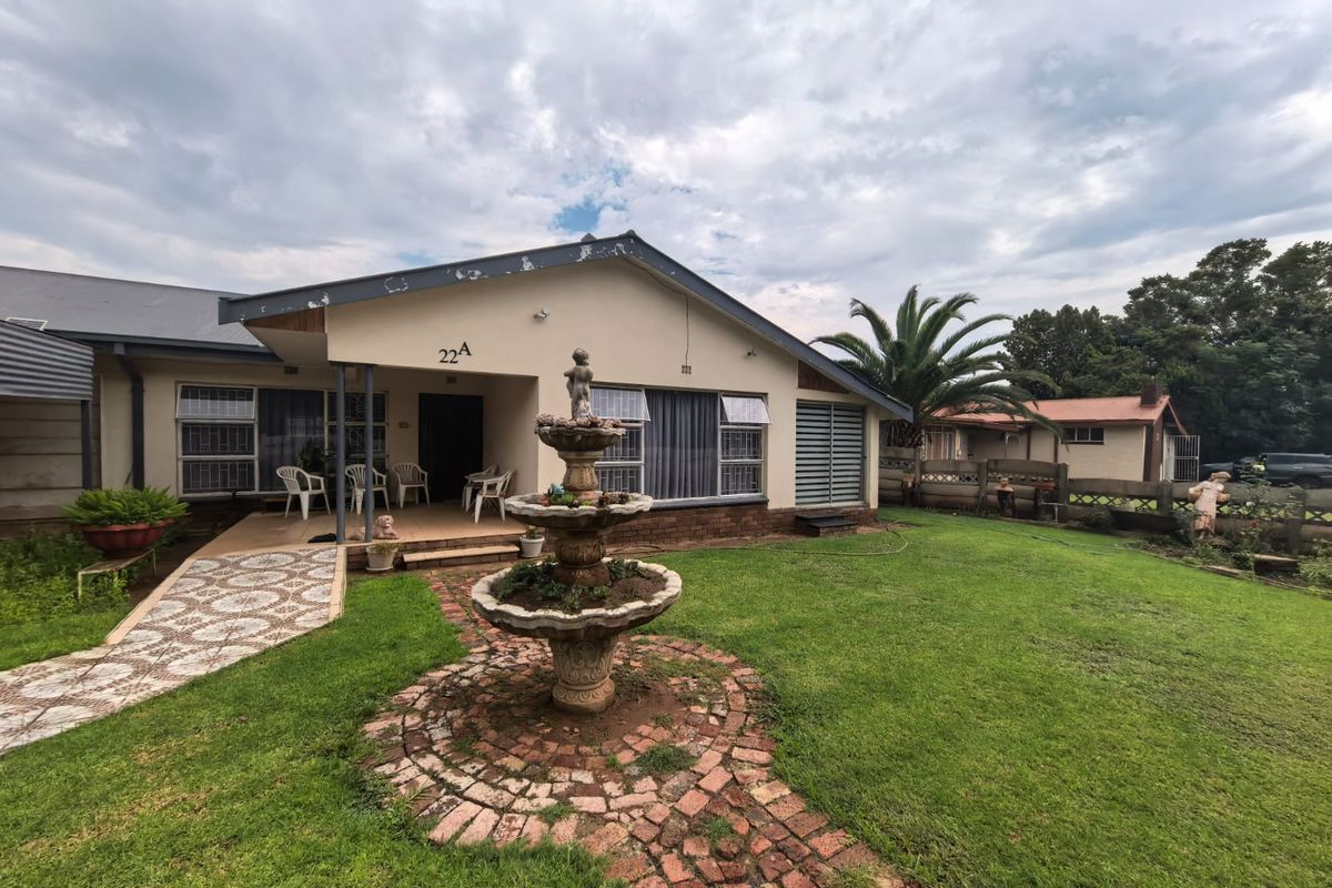 Family home with borehole and swimming pool for sale in Parys - Photo 3