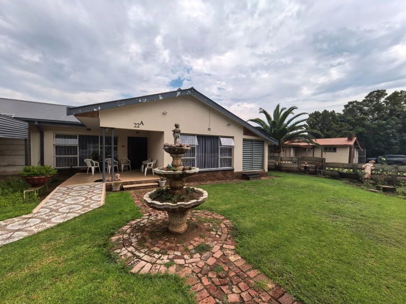 Family home with borehole and swimming pool for sale in Parys - Photo 3