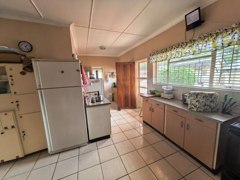 Family home with borehole and swimming pool for sale in Parys - Photo 10