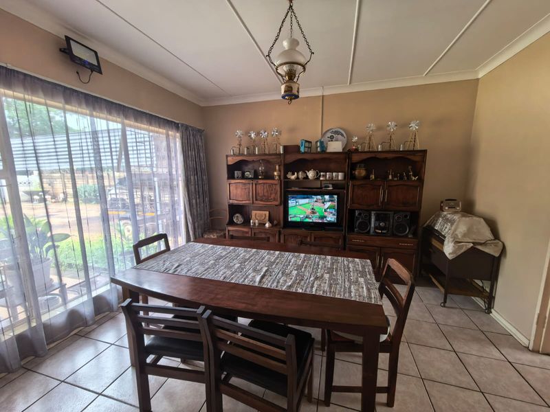 Family home with borehole and swimming pool for sale in Parys - Photo 8