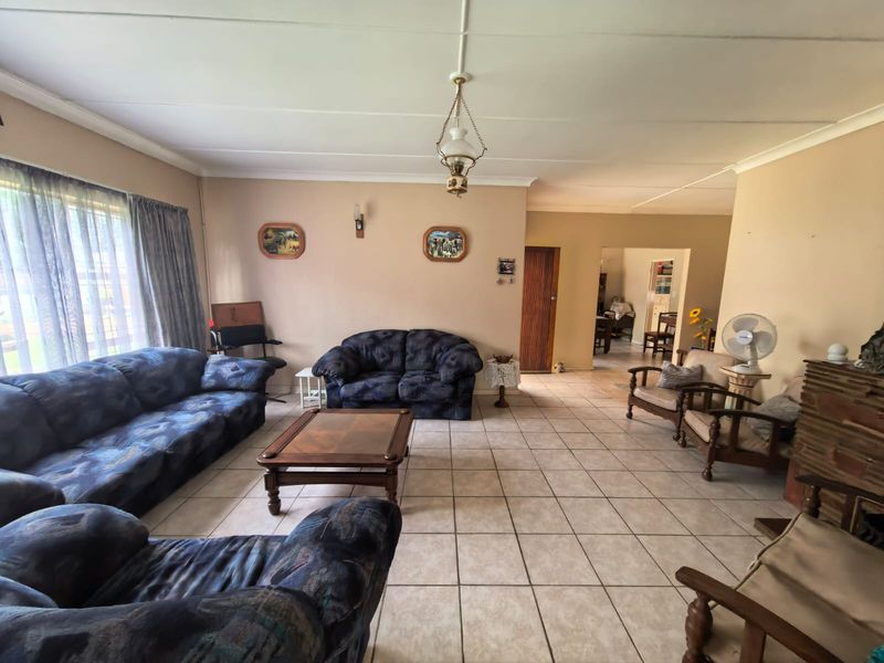Family home with borehole and swimming pool for sale in Parys - Photo 7