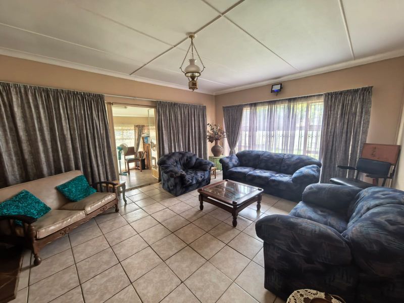 Family home with borehole and swimming pool for sale in Parys - Photo 6