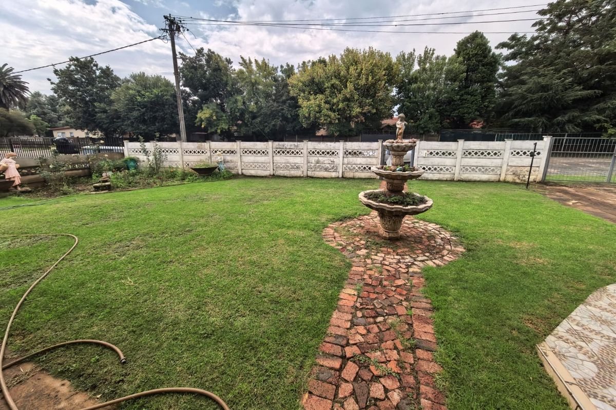 Family home with borehole and swimming pool for sale in Parys - Photo 2