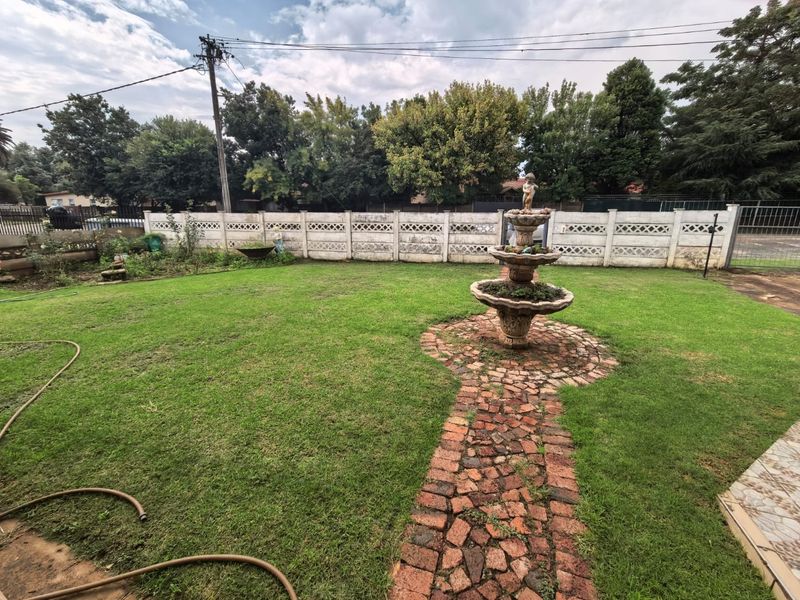 Family home with borehole and swimming pool for sale in Parys - Photo 2