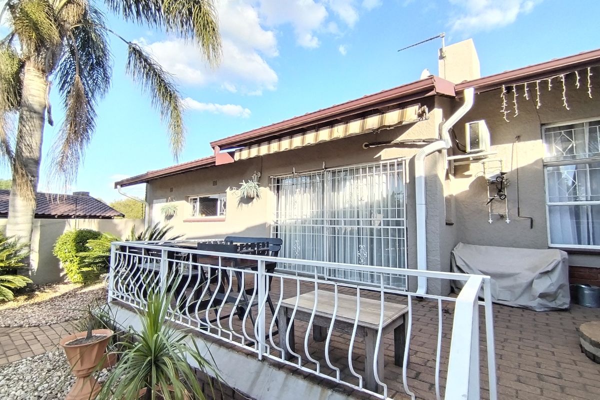 Spacious 3-Bedroom Family Home in Sought-After Edenglen - Photo 4