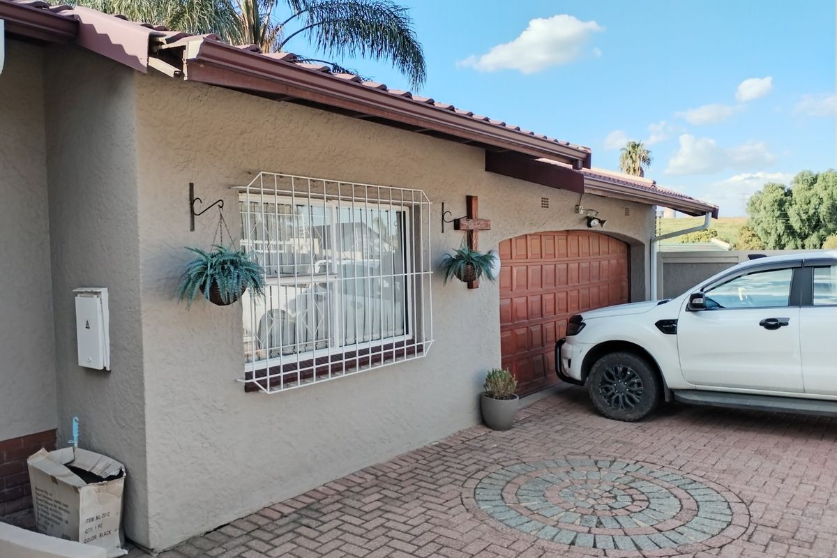 Spacious 3-Bedroom Family Home in Sought-After Edenglen - Photo 5