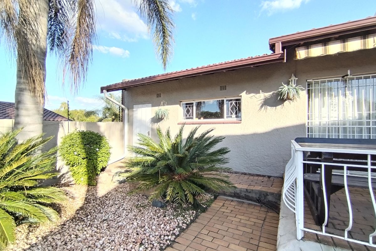 Spacious 3-Bedroom Family Home in Sought-After Edenglen - Photo 3