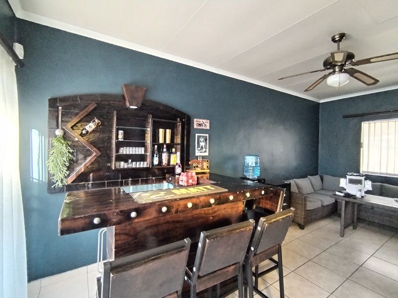 Spacious 3-Bedroom Family Home in Sought-After Edenglen - Photo 10