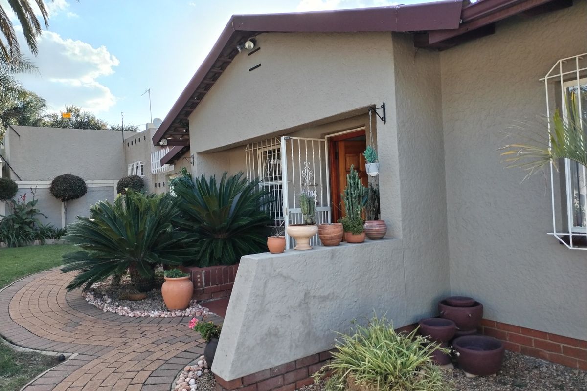 Spacious 3-Bedroom Family Home in Sought-After Edenglen - Photo 2