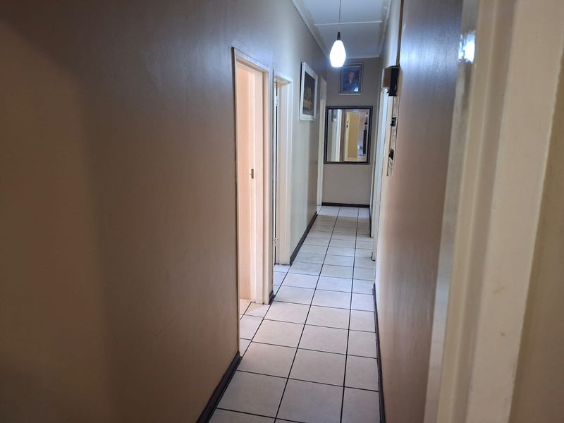 Beautiful 4 Bedroom Family Home in Schuinshoogte - Photo 10