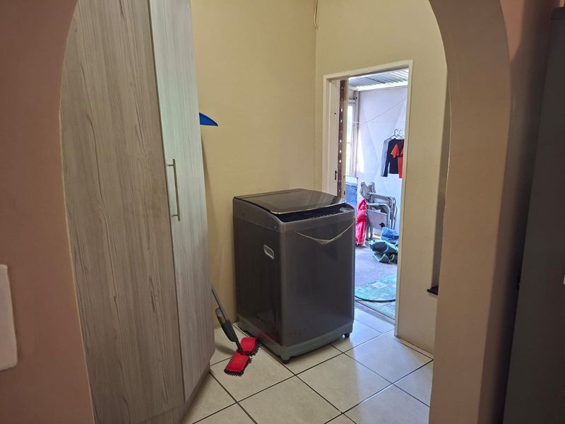 Beautiful 4 Bedroom Family Home in Schuinshoogte - Photo 9