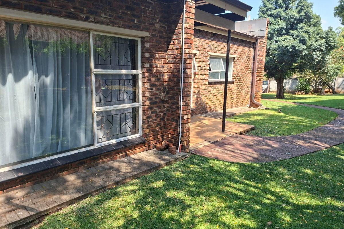 Beautiful 4 Bedroom Family Home in Schuinshoogte - Photo 4