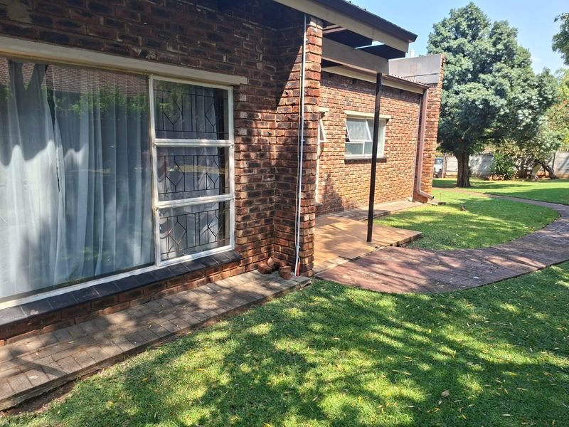 Beautiful 4 Bedroom Family Home in Schuinshoogte - Photo 4