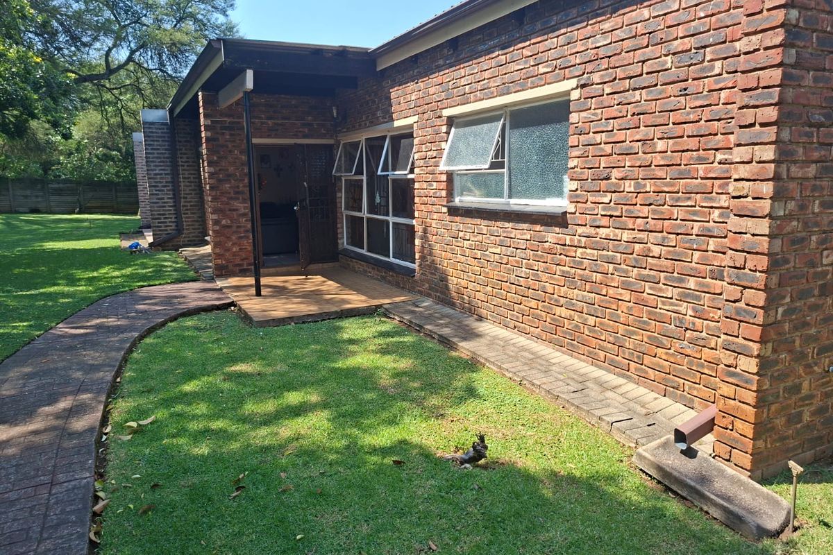 Beautiful 4 Bedroom Family Home in Schuinshoogte - Photo 3