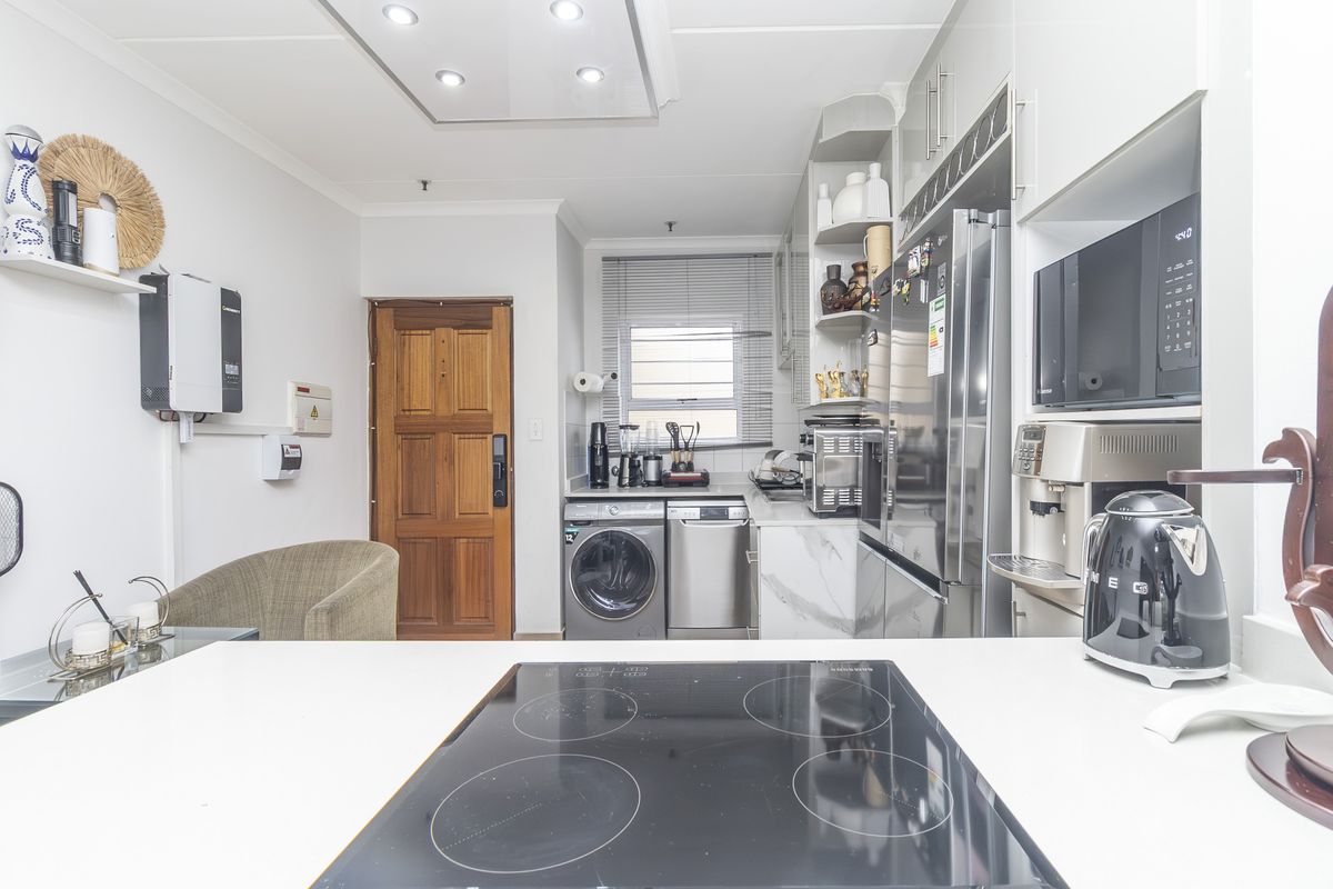 Renovated, super convenient location in Bryanston - Photo 3