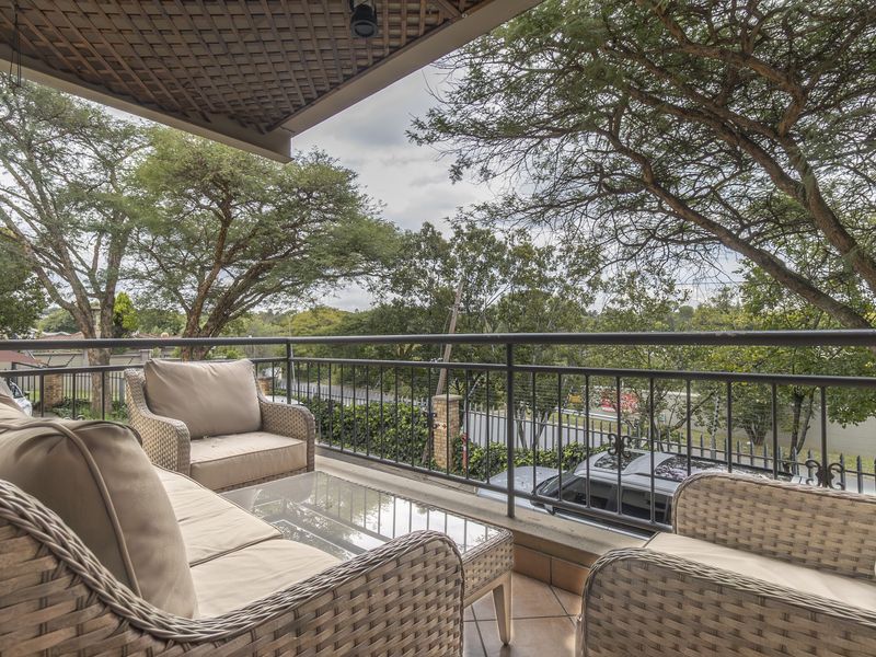 Renovated, super convenient location in Bryanston - Photo 9