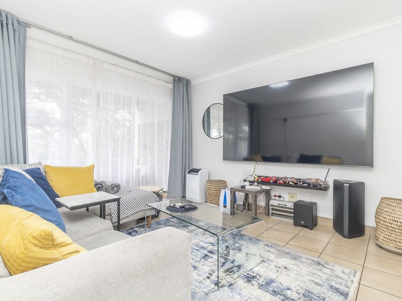 Renovated, super convenient location in Bryanston - Photo 8