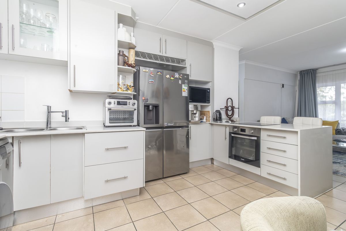 Renovated, super convenient location in Bryanston - Photo 2