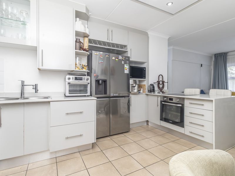 Renovated, super convenient location in Bryanston - Photo 2