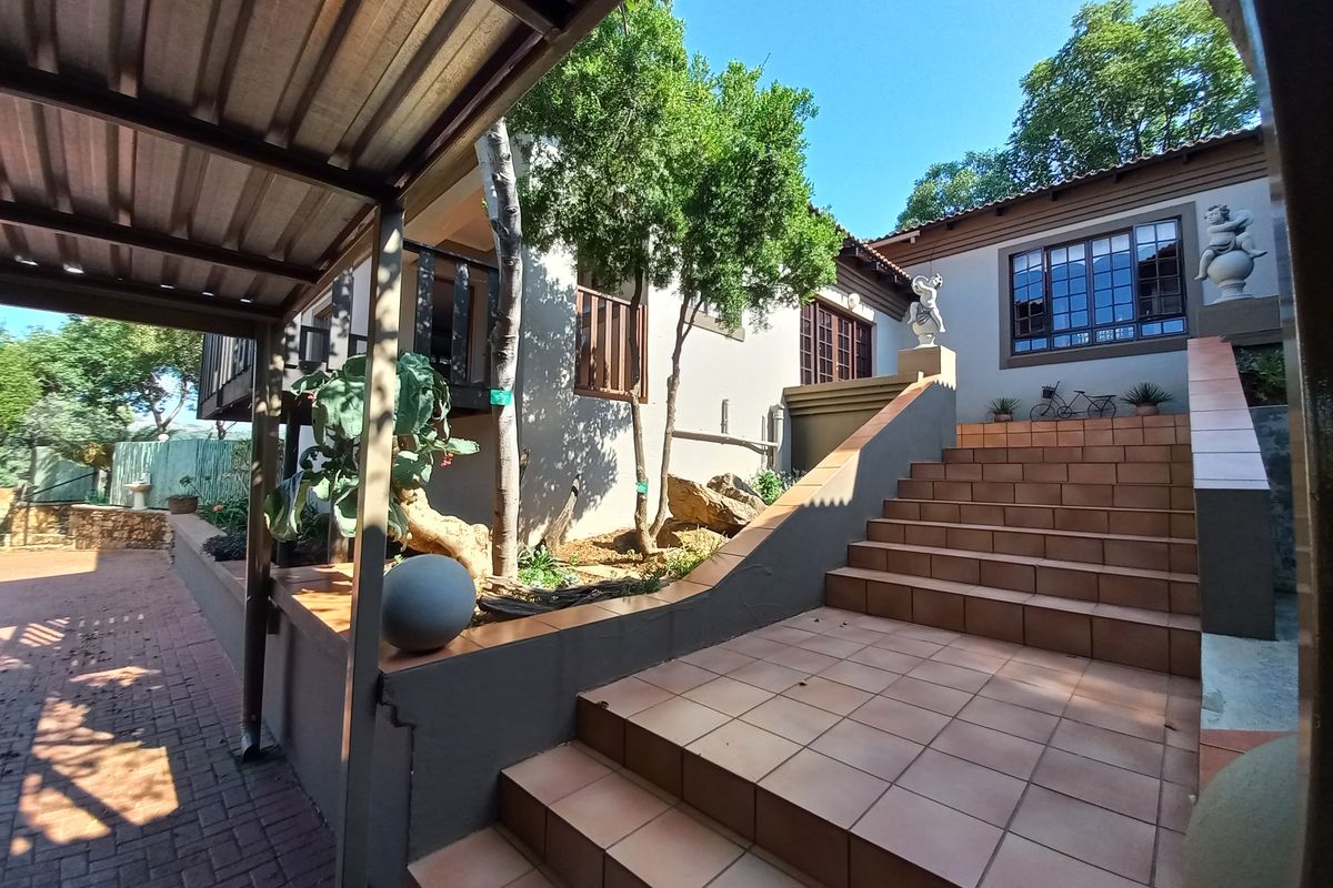 Spacious Family Home with Views in a Popular Cashan Estate - Photo 2