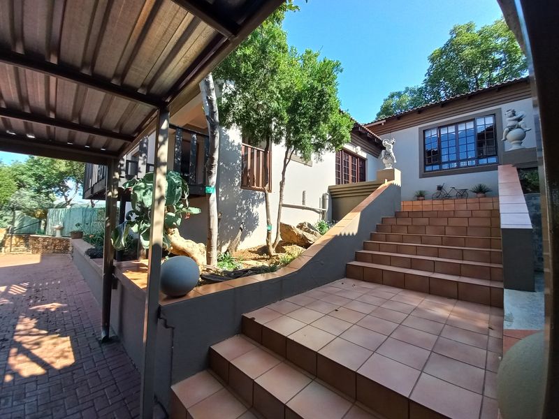 Spacious Family Home with Views in a Popular Cashan Estate - Photo 2