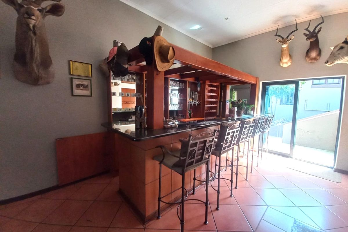 Spacious Family Home with Views in a Popular Cashan Estate - Photo 4