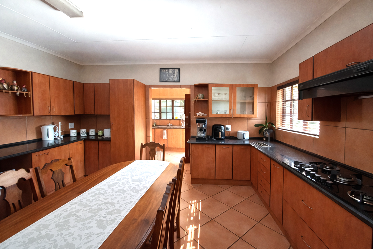 Spacious Family Home with Views in a Popular Cashan Estate - Photo 5