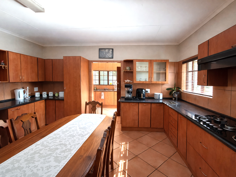 Spacious Family Home with Views in a Popular Cashan Estate - Photo 5