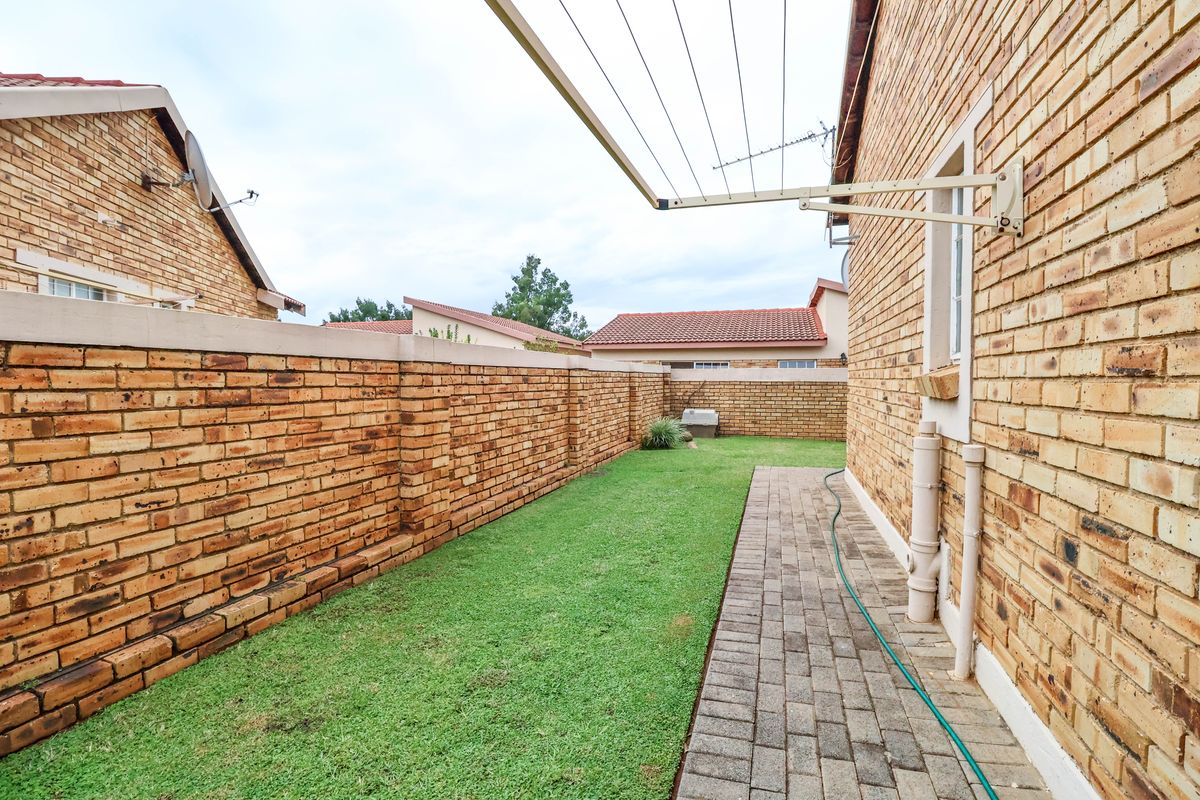 2 Bedroom townhouse in Heuwelsig Estate with spacious wrap-around garden! - Photo 5