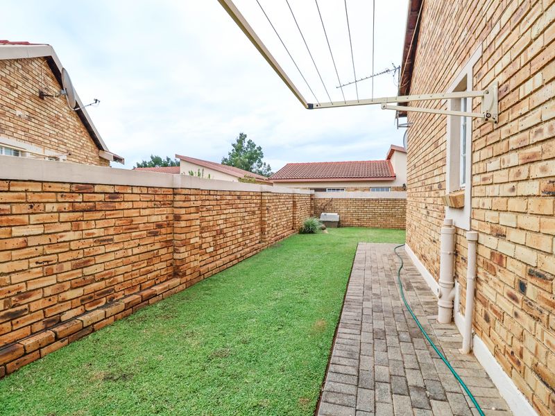 2 Bedroom townhouse in Heuwelsig Estate with spacious wrap-around garden! - Photo 5